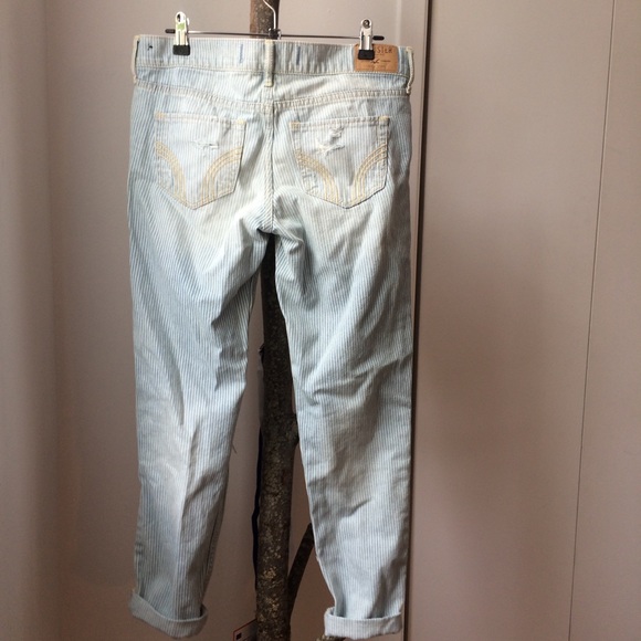 Brand New HOLLISTER ripped boyfriend jeans - Picture 2 of 8